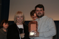 Irma Rizzati (Ambasciata argentina in Italia) consegna il Premio Malvinas al regista  Rodrigo Fernández Engler (Soldado argentino sólo conocido por Dios Argentina, 2016)